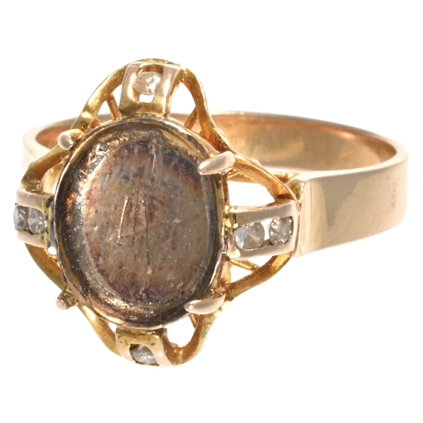 Cincin dengan batu yang hilang