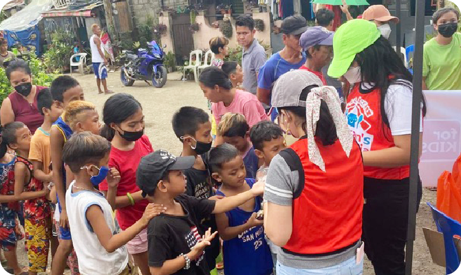Kegiatan distribusi makanan di Filipina